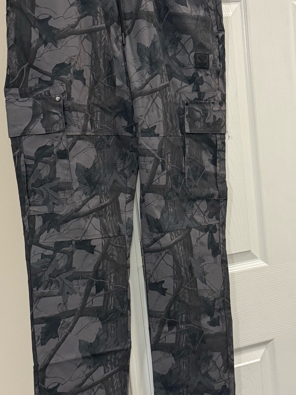 State of Crew Men’s Charcoal Camo Cargo Pants Size L